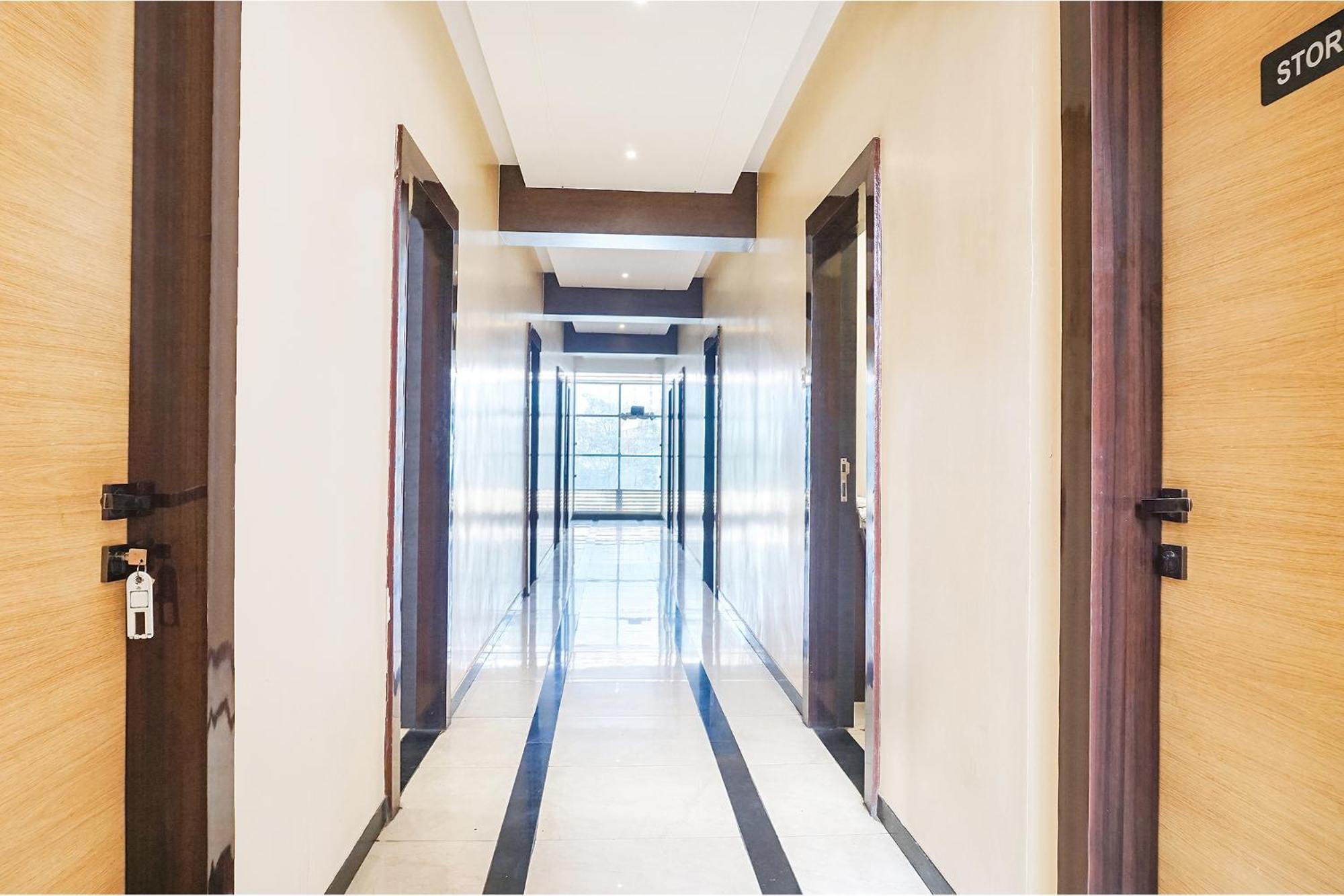 Hotel Fabhotel Krishna Regency - Nr Pcmg Park 3*