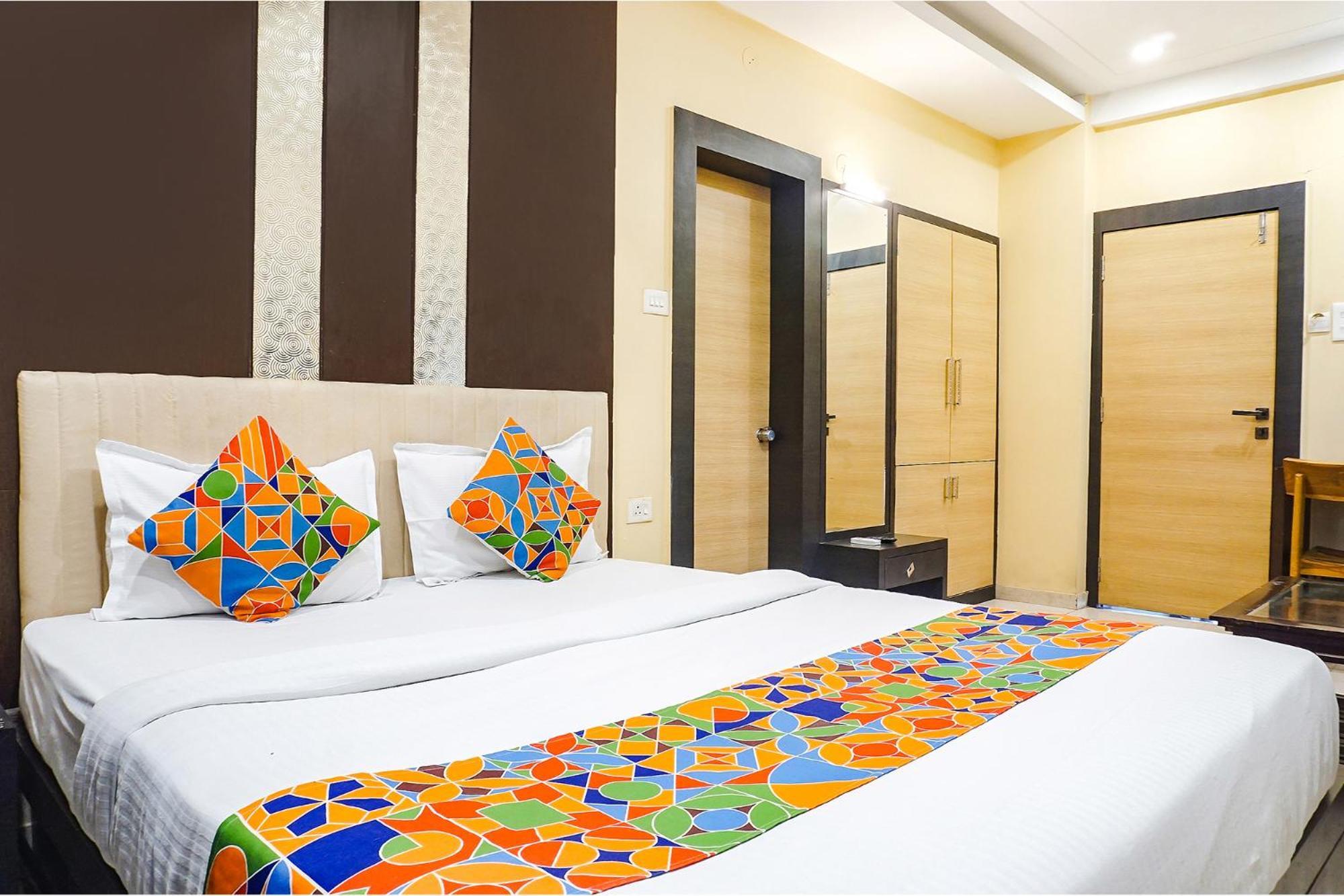 Hotel Fabhotel Krishna Regency - Nr Pcmg Park