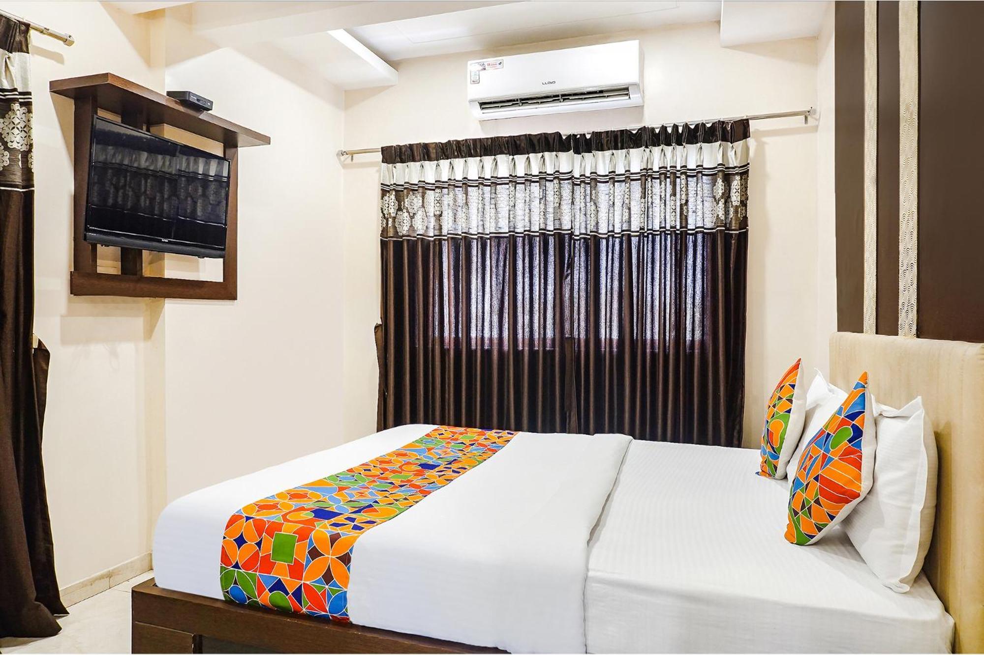 Hotel Fabhotel Krishna Regency - Nr Pcmg Park