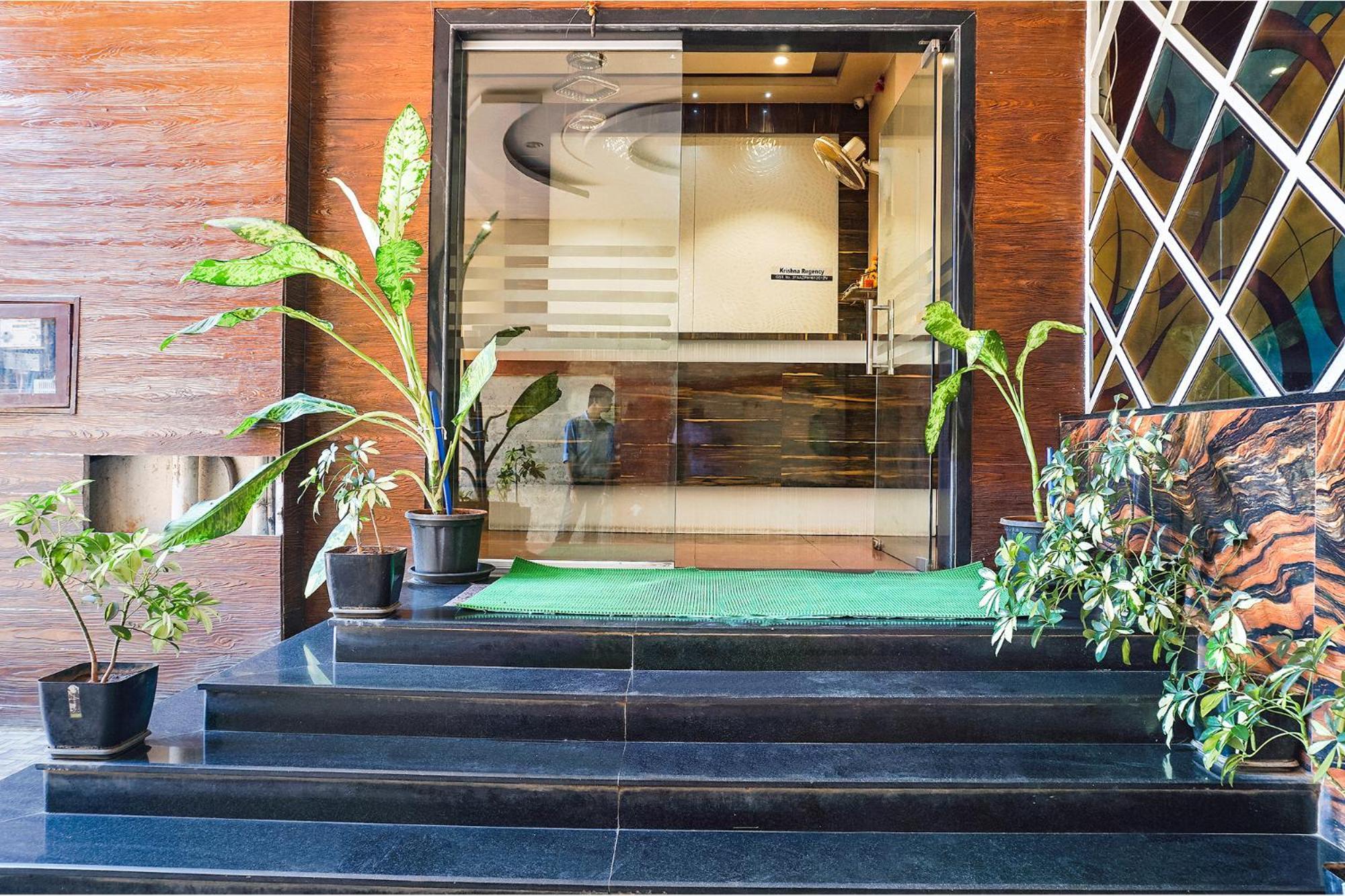 Hotel Fabhotel Krishna Regency - Nr Pcmg Park