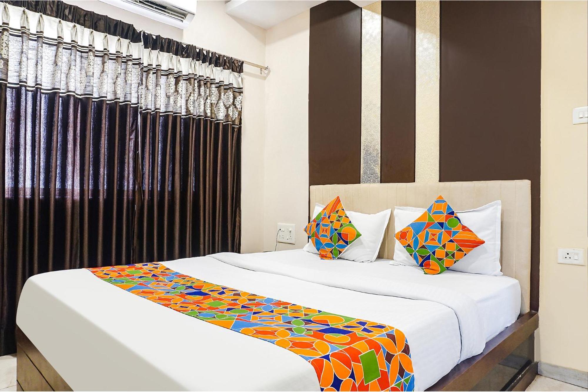 Hotel Fabhotel Krishna Regency - Nr Pcmg Park